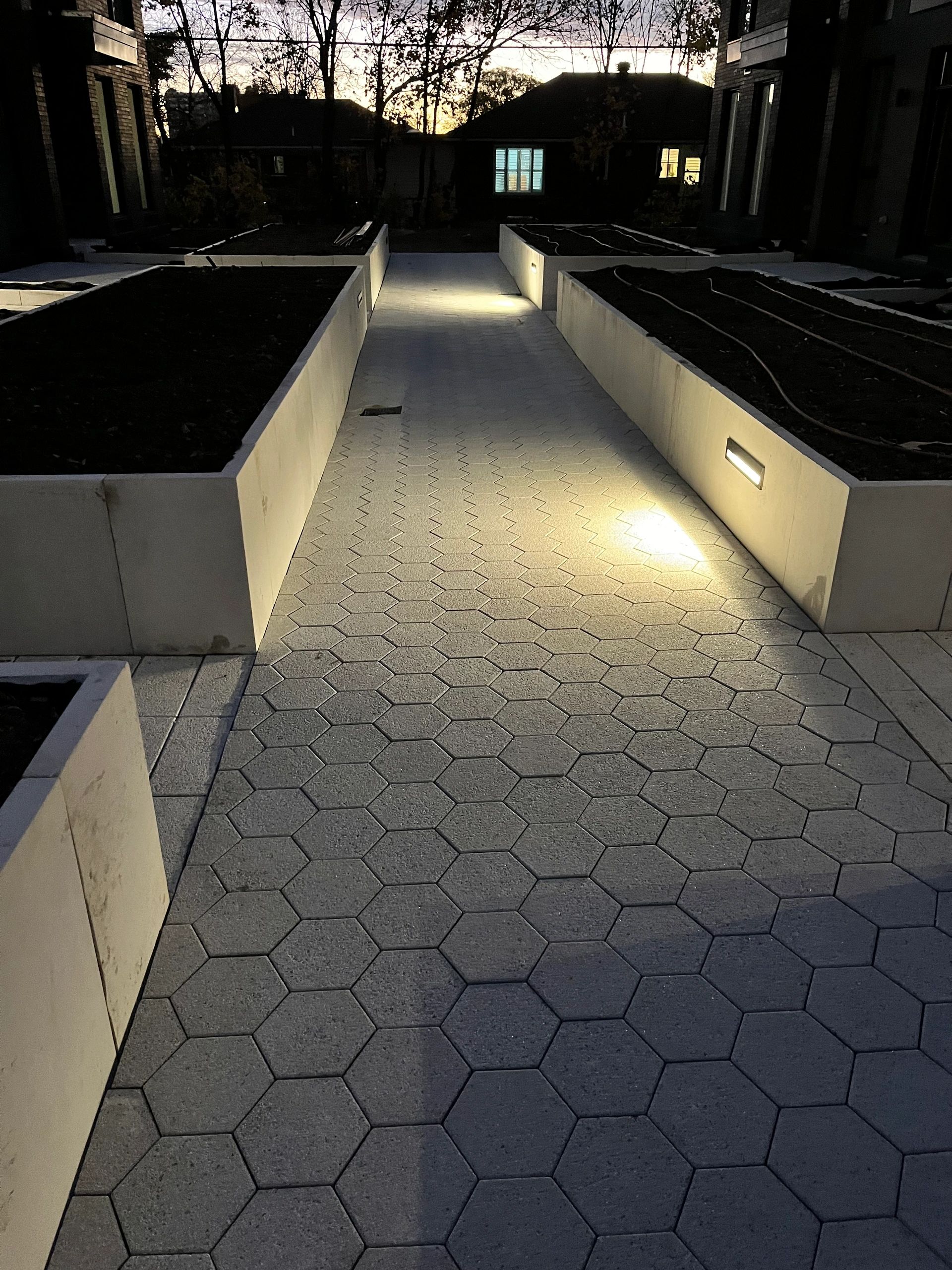 Cour commerciale avec pavés hexagonaux au crépuscule