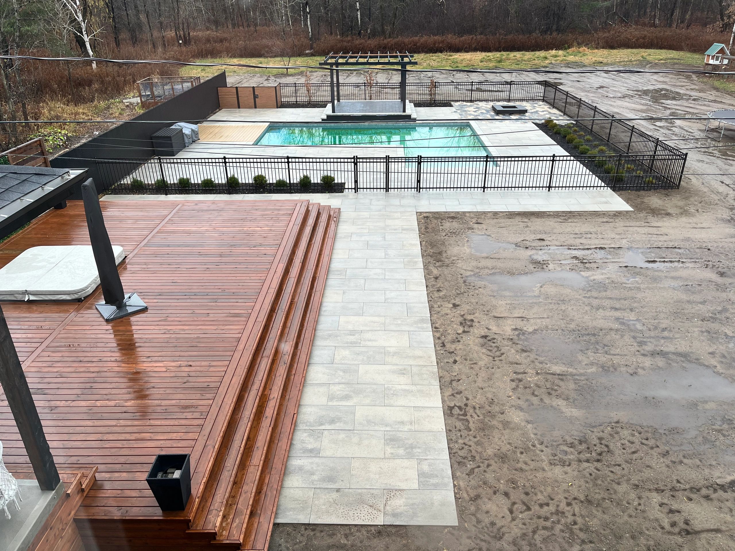 Piscine et patio vue aérienne